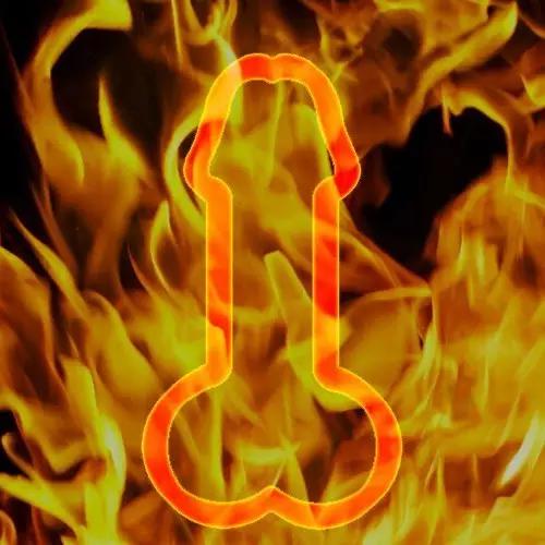 男子打火机检测液化气,男子点打火机测试液化气罐是否漏