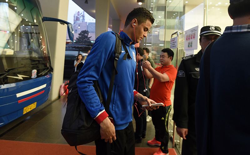 底蕴！申花首秀球迷热情迎接大巴虹口成蓝色海洋,图