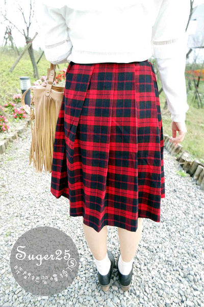 抢眼红色系碎花洋装+苏格兰红格裙,显瘦早春穿搭!