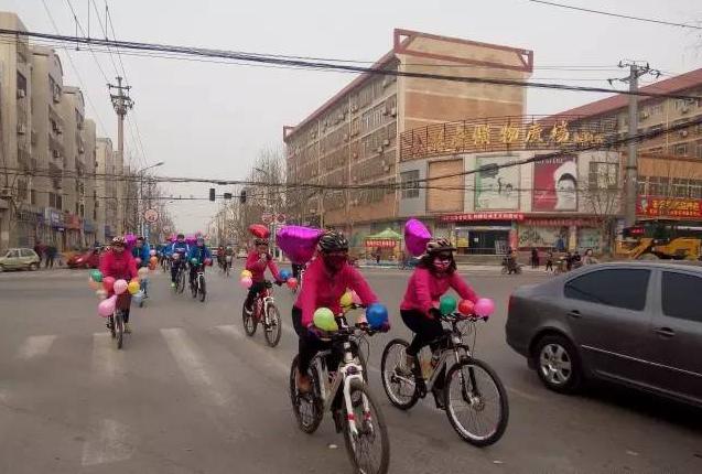 东阿小伙结婚,淮南小伙骑自行车接亲