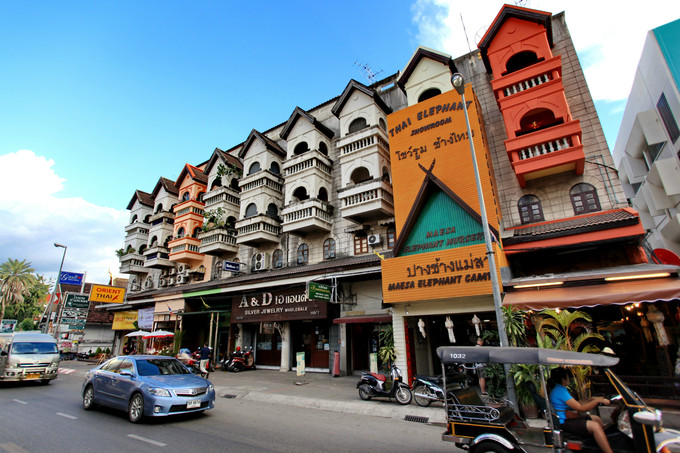 泰国清迈天灯节万盏天灯入夜空,清迈古城天灯