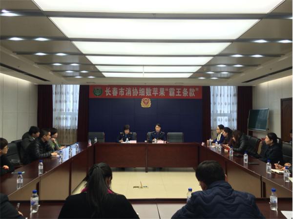 手机摔黑屏了拿保修卡能修么,手机磕碰后黑屏能开机怎么办