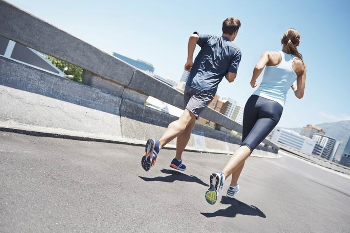 学生跑步适合穿什么跑鞋,普通人跑步穿什么跑鞋