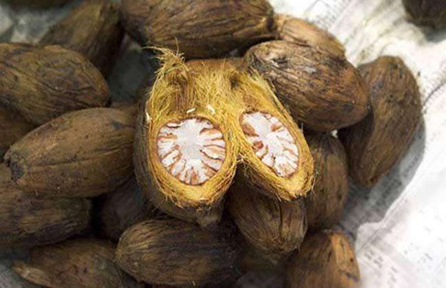 小伙吃槟榔上瘾嘴都歪,小伙吃槟榔嘴巴受限