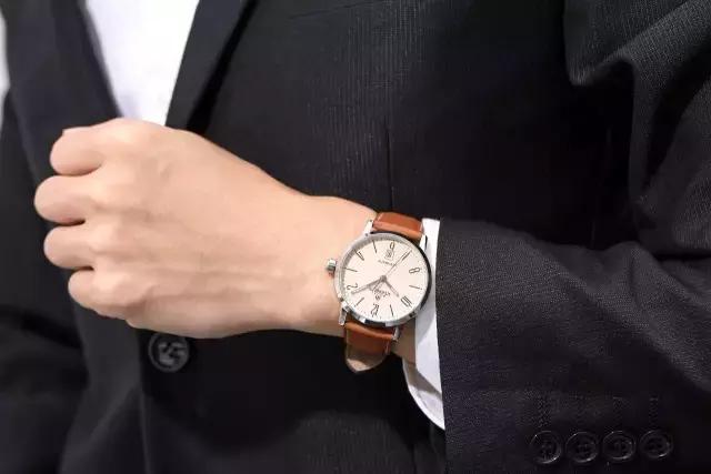 卡西欧哪款时尚又百搭,阿玛尼和卡西欧选哪个