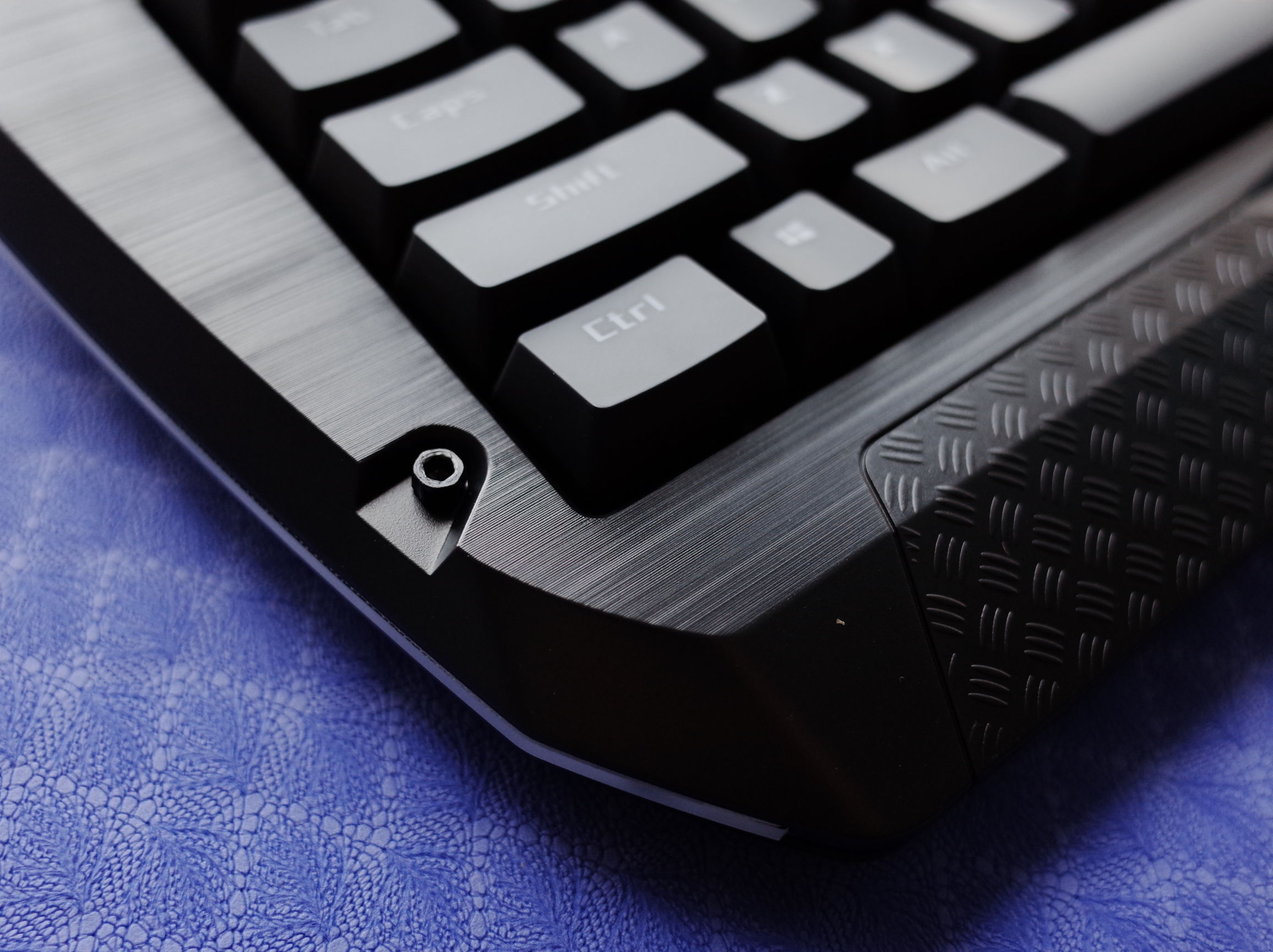 在屋里打乒乓球,在房间打乒乓球