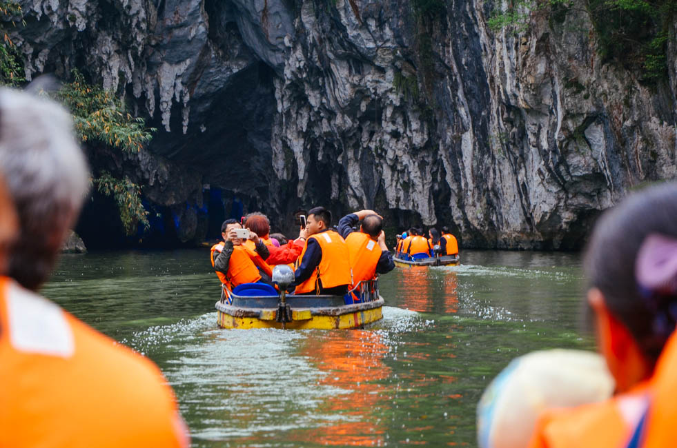 坐船水上漂,坐船漂在海面上