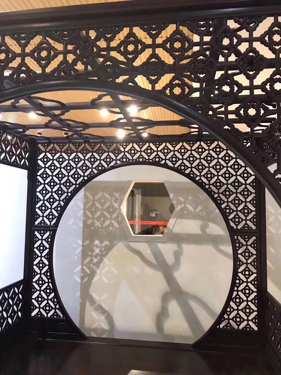 它往那里一摆，就是一首古典中透着高洁的诗！——血檀梅花架子床