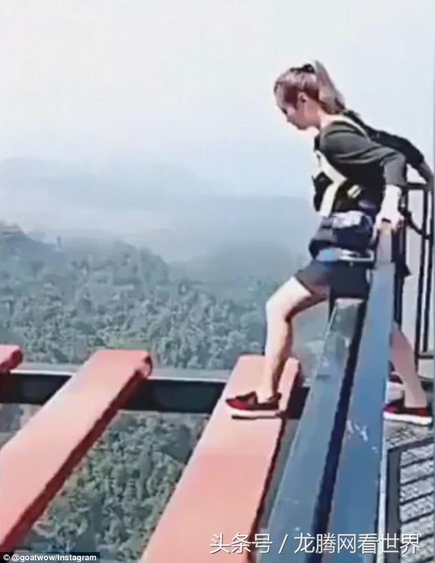 勇士和大婴儿的故事-滑稽视频显示无畏的女人冲过令人眩晕的