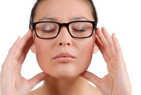 眼窝凹陷要怎么才能好看,眼睛一到下午上眼窝凹陷咋回事