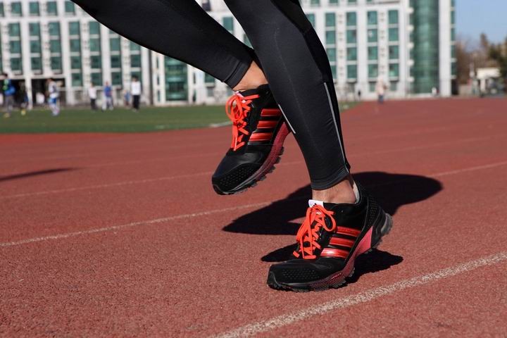 跑步不穿跑鞋有危害吗,穿跑鞋跑步真的可以提升速度吗