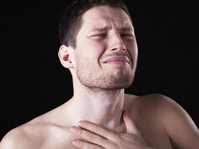 咽喉不舒服有点咳嗽有时胸闷,咽喉不舒服导致咳嗽是什么原因