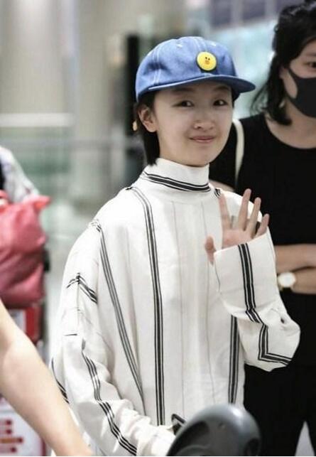 周冬雨中餐厅被路人围观,周冬雨上海国际电影节路人视角