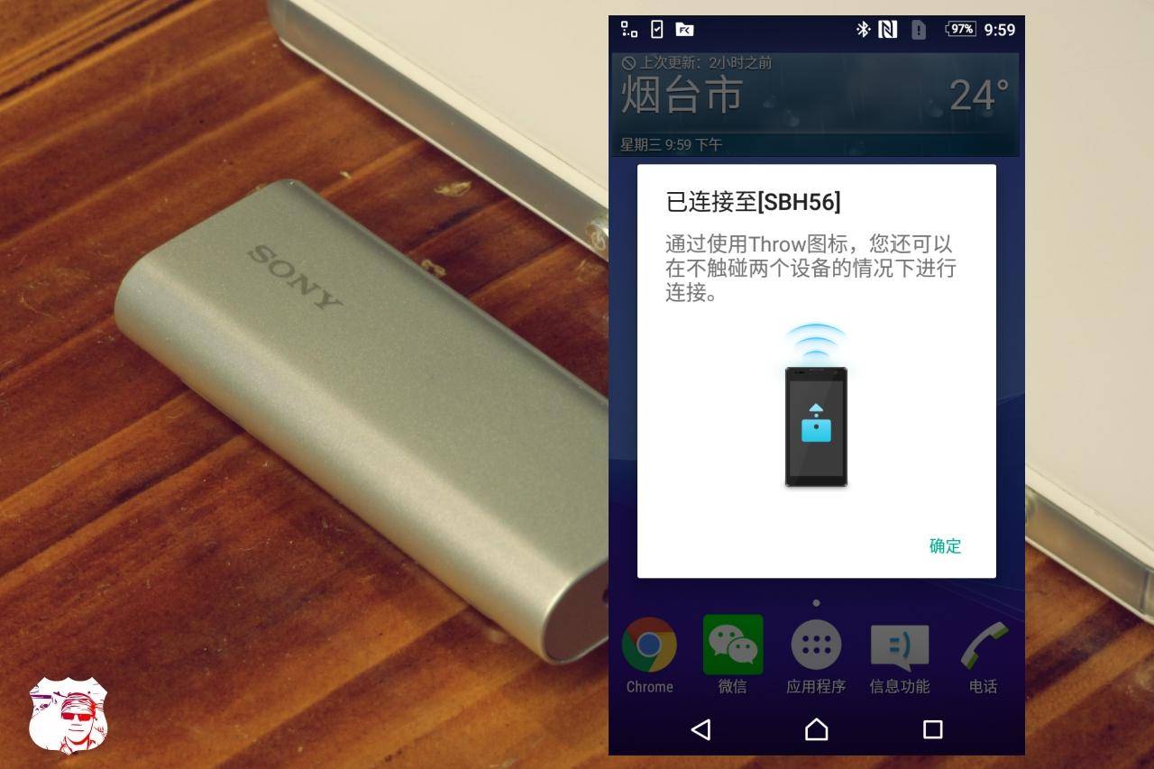 手握保温杯婴幼儿,手拿的保温杯