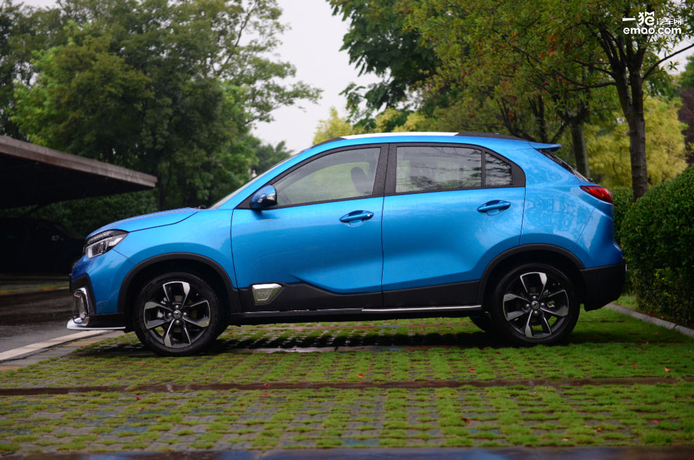 国产小型suv东风风神ax4,5到7万suv东风风神ax4