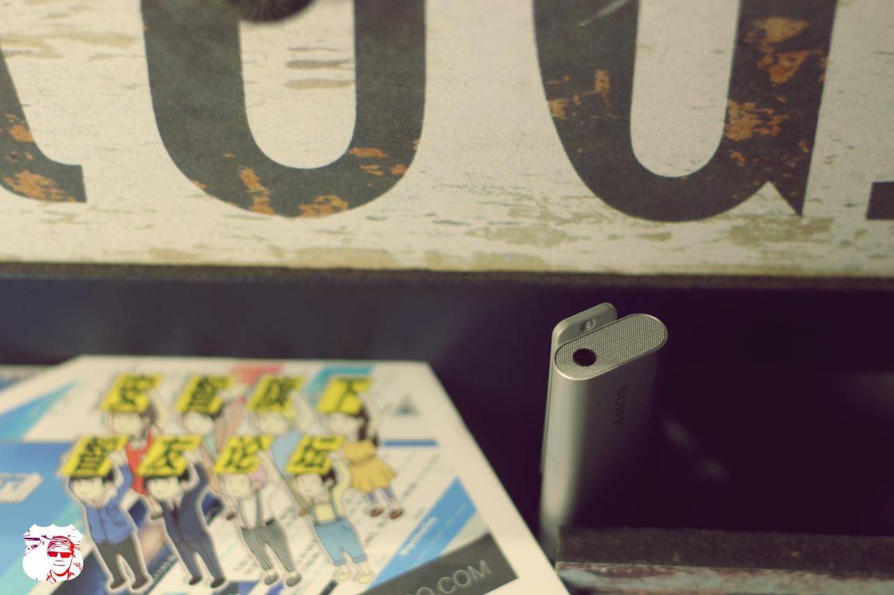 手握保温杯婴幼儿,手拿的保温杯