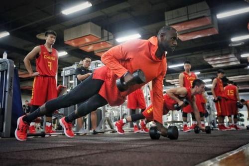 詹姆斯身体冲击力有多强,詹姆斯的身体素质究竟有多炸裂