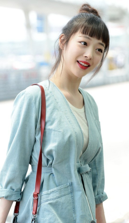 崔雪莉出席活动的白衬衣加半身裙,崔雪莉穿黑色一字裙扎丸子头