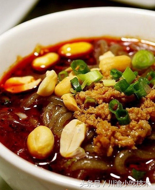 一碗正宗重庆酸辣粉需要15种调料,一碗8元钱的酸辣粉要放多少汤水