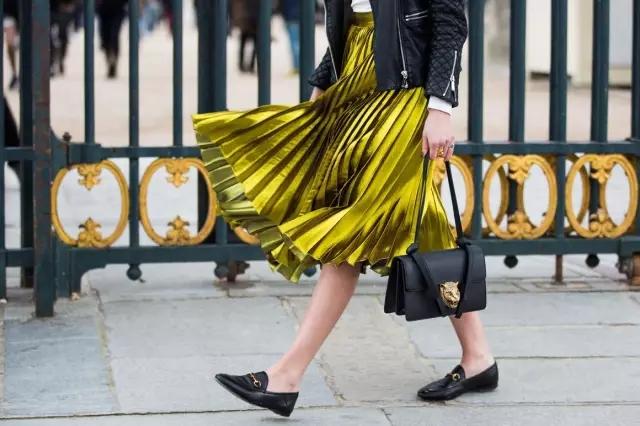 秋季灰色百褶裙怎么搭配好看图片 (2019秋季新款金丝绒百褶裙)