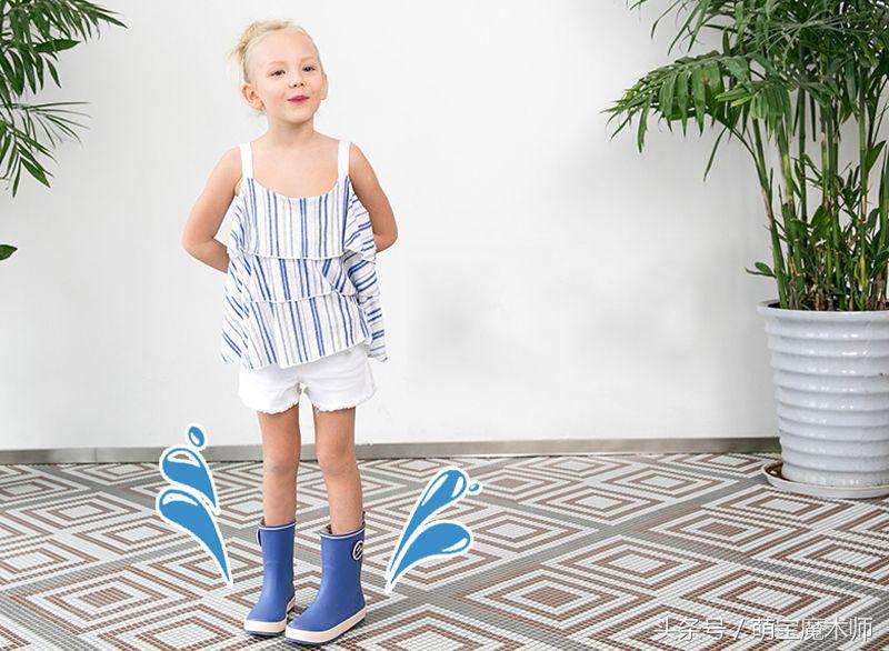 萌娃踩水坑逗笑网友,萌娃下雨天专心踩水