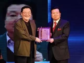 曾流落街头靠*血卖**为生，如今却身价780亿还成了泰国驸马爷