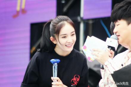 杨幂深情发文感谢粉丝陪伴,杨幂早期微博对于感情的态度