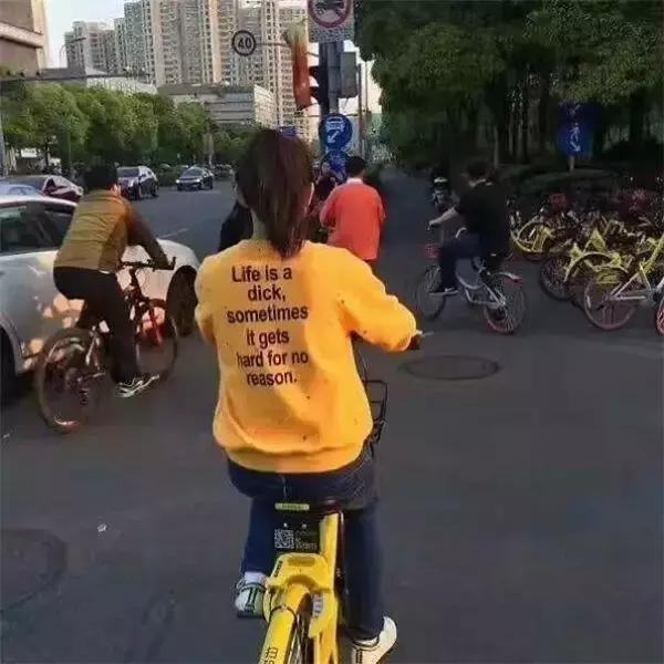 不懂英文衣服上的字母尴尬了,不懂英文别乱穿