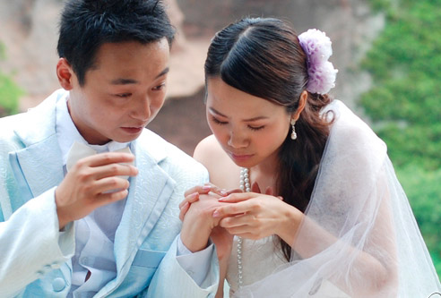 手上扎了木刺出了一点点血,手上扎了个刺变黑了