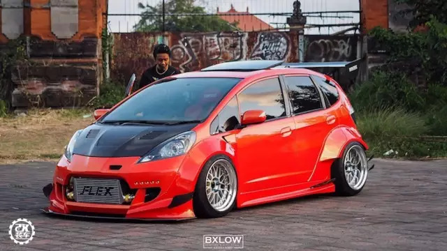 为了装上心仪轮毂换成五孔轴头，这辆爆改宽体的涡轮飞度真帅！