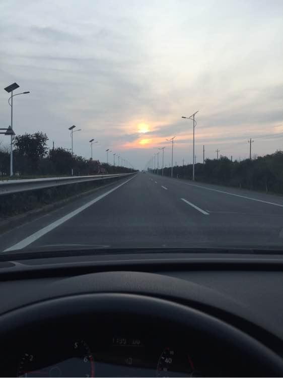 上班绑鱼钩，午休去钓鱼，因为工作耽搁了钓鱼，太不值！