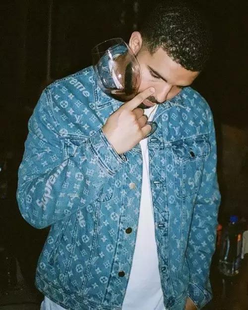 supreme lv联名的红色帽衫照片 (nike lv supreme三方联名)