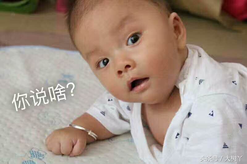 这个小师哥萌娃，年纪轻轻就有一大堆表情包了