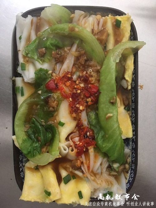 普通打工仔学校门口卖肠粉生意火爆