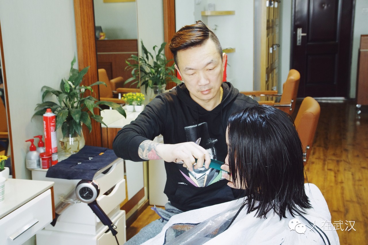 文末福利因为喜欢,他专注美发一做就是17年。