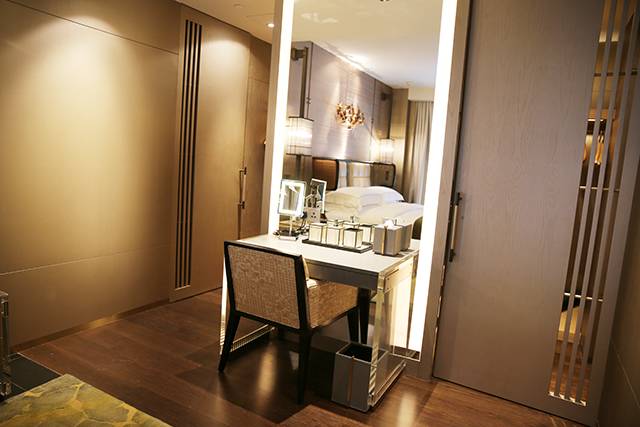 白天去逛迪斯尼,晚上香槟泡泡浴,女孩子去香港应该这么玩