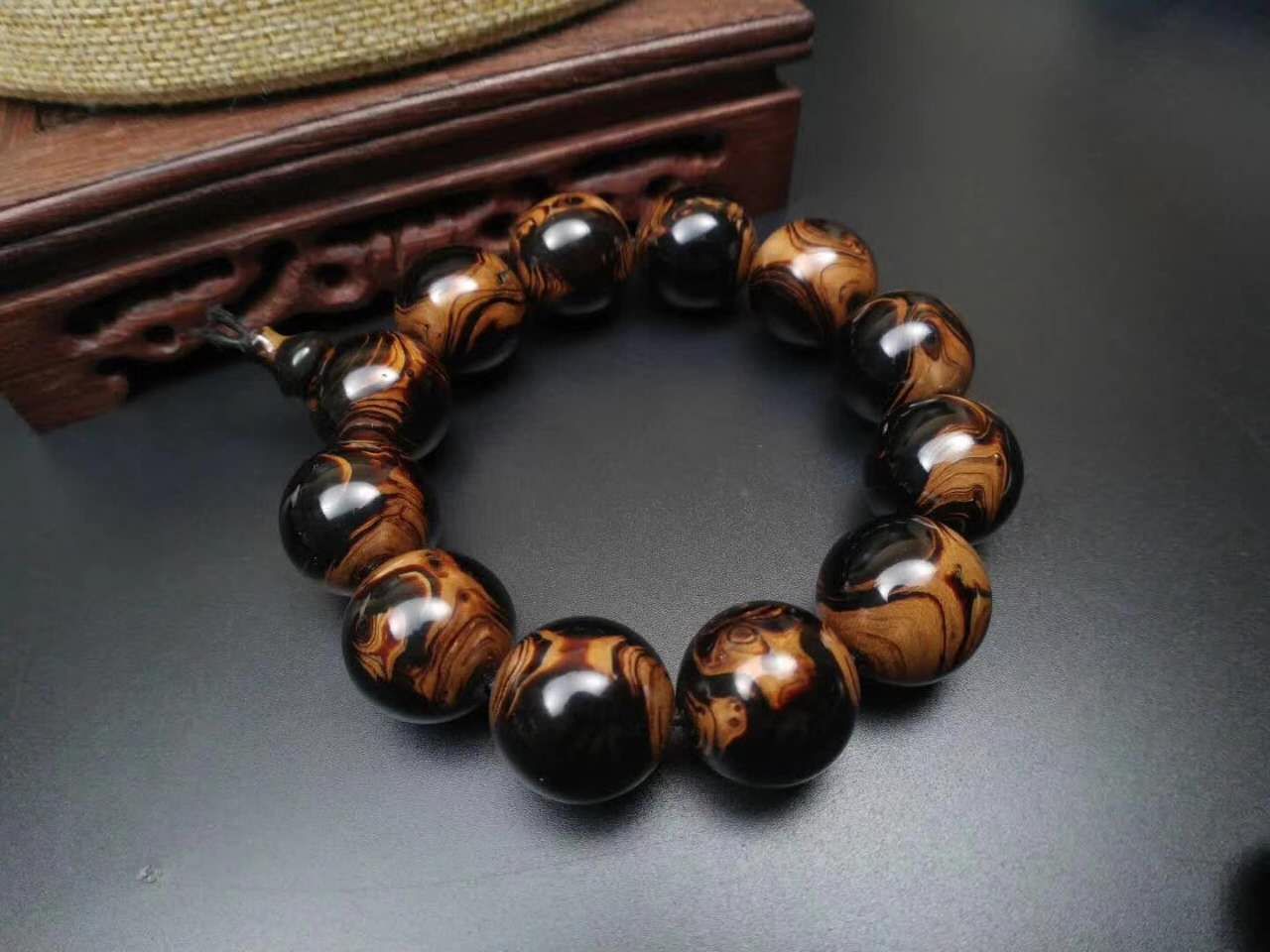 比起珠光宝气的华而不实，献身制成烟嘴的海柳可谓功德无量！