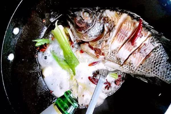 家常炖鱼最正确的方法,炖鱼时不用水炖用它鱼肉鲜嫩不老