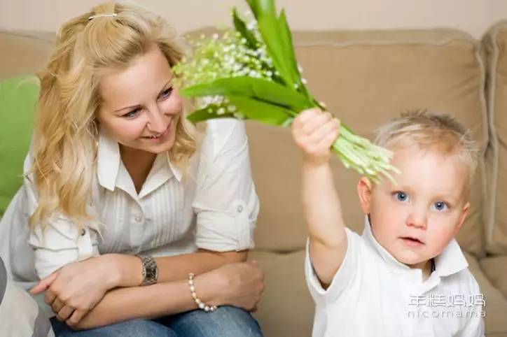 幼儿园老师第一次开家长会怎么说,孩子上幼儿园老师会给家长送礼
