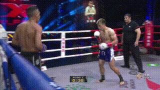 中国小伙惨被2次踢裆直打滚，打急眼铁腿狂扫踢瘸世界名将