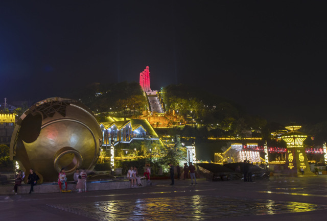 做个偶尔嗜酒的文艺愤青