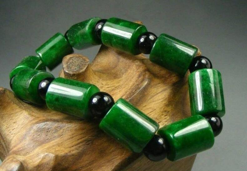 不同光线颜色不变的翡翠是假的吗,哪种颜色的翡翠好