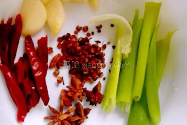 无水炖鱼的正确方法,炖鱼要用什么水最好吃窍门