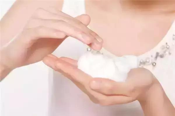 皮肤干燥起皮紧绷怎么解决,脸上细纹紧绷脱皮