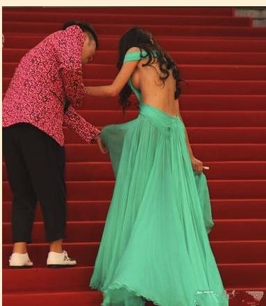 盘点明星走红毯出丑事故,女明星走红毯出丑视频