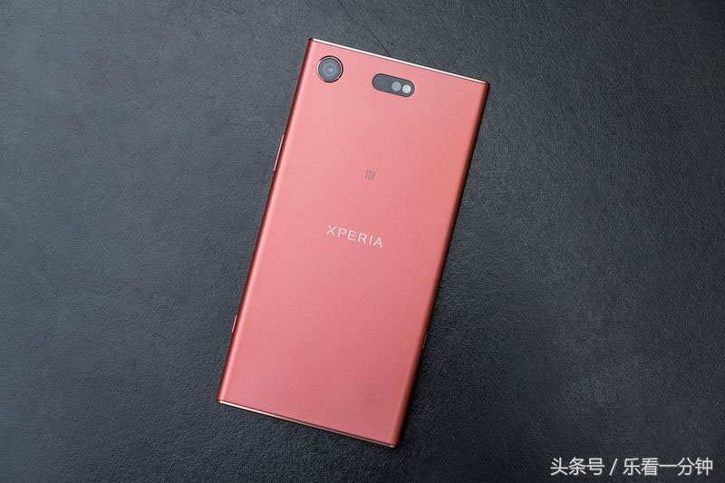 索尼xz1和xz1c对比测评 (小屏大看点索尼黑科技手机xz1亮相)