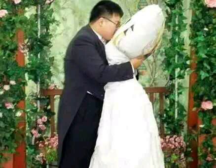 刷新你的三观夫妻,有人拿眼镜蛇当老婆