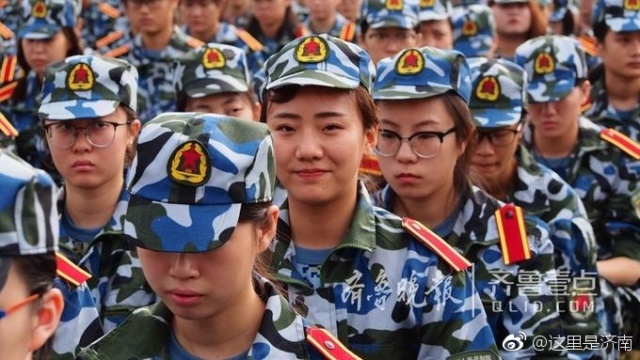 日头高高挂军训的姑娘晒黑啦