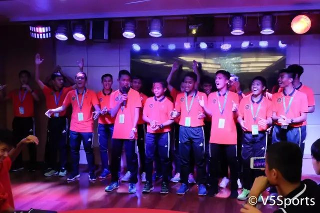 嗨翻天！亚洲足球小将夜游江城六国少年才华横溢