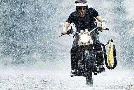 摩托车为什么在雨天易熄火,125摩托车一加油就熄火是怎么回事